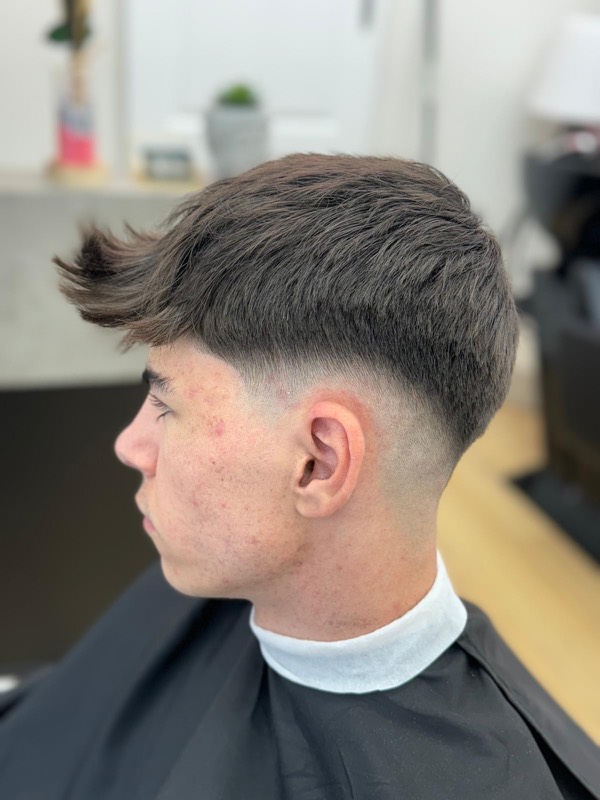 Quiff texturizado con degradado en barbería Zaragoza