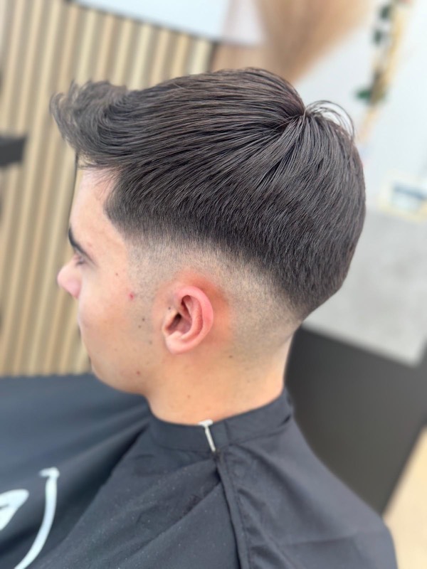 Pompadour clásico con mid fade en Paola Barber Studio Zaragoza