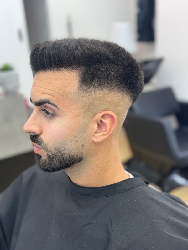 Flat top con degradado alto y barba en barbería Zaragoza