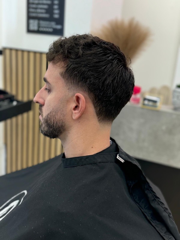 Rizado natural con low fade en barbería Zaragoza centro