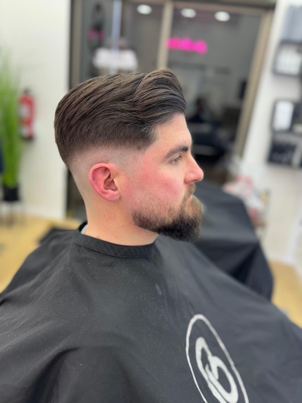 Slick back con mid fade y barba en Paola Barber Studio Zaragoza