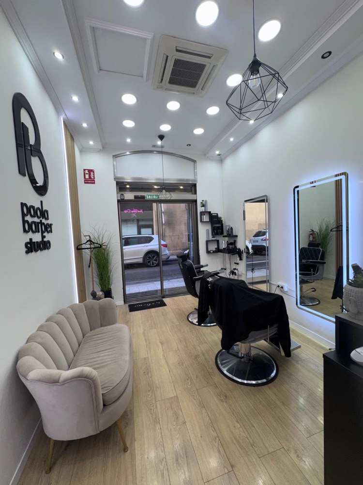 Interior de Paola Barber Studio en el centro de Zaragoza