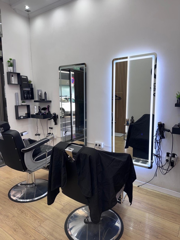 Sillones de barbería con espejos iluminados en Zaragoza