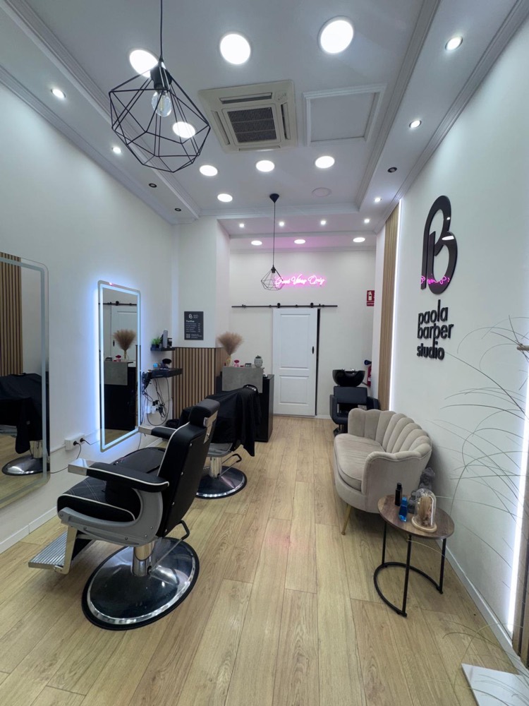 Interior Paola Barber Studio con neon Good Vibes Only